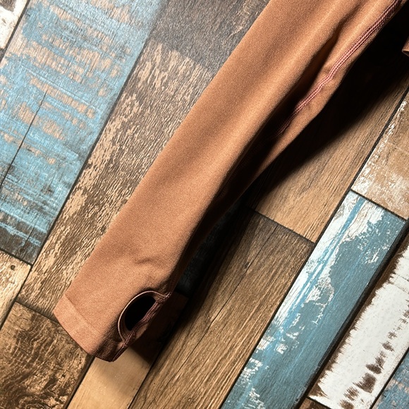 Anwnd Active small coco crop workout top with thumb holes - Picture 5 of 11